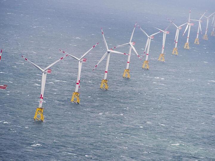 Windkraftanlagen im Offshore Windpark "Nordsee-Ost".