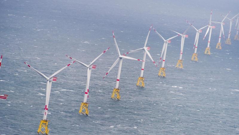 Windkraftanlagen im Offshore Windpark "Nordsee-Ost". Windkraftanlagen im Offshore Windpark "Nordsee-Ost".