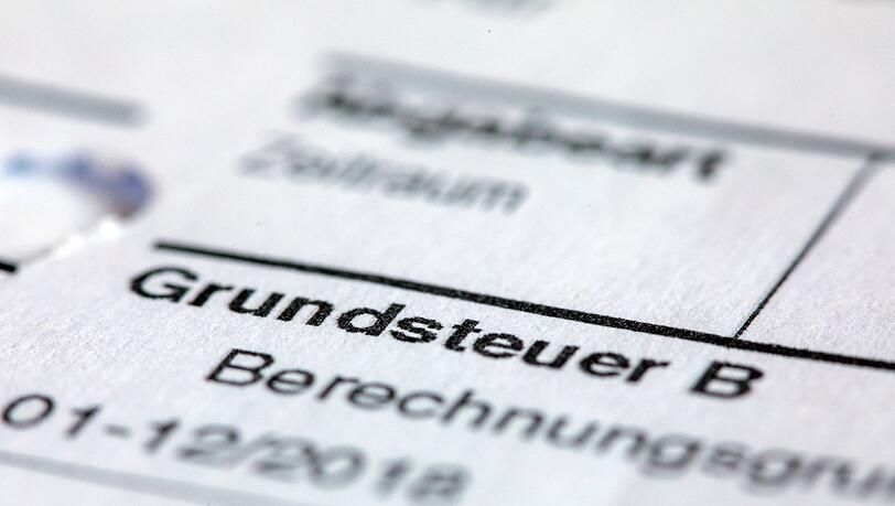 Ein Abgabenbescheid für die Entrichtung der Grundsteuer.