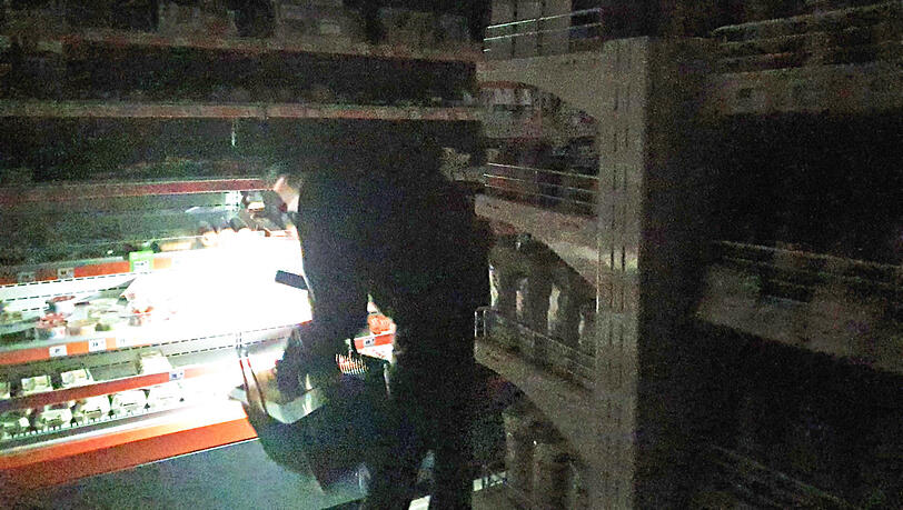 Wenn im Supermarkt der Strom ausfällt, leuchtet man sich mit dem Handy. Wenn im Supermarkt der Strom ausfällt, leuchtet man sich mit dem Handy.