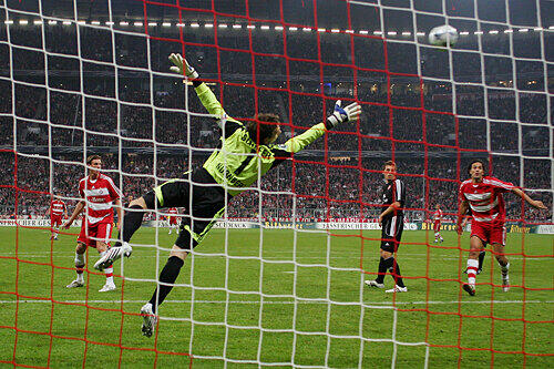 Der schnelle Anfang von einem Ende, dass sich bald abzeichnete: Bayerns Miro Klose (nicht im Bild) trifft zum 1:0. Club-Keeper Raphael Schäfer ist machtlos.