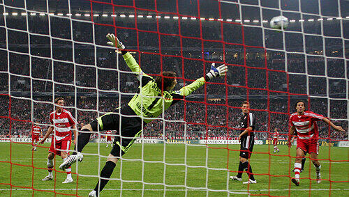Der schnelle Anfang von einem Ende, dass sich bald abzeichnete: Bayerns Miro Klose (nicht im Bild) trifft zum 1:0. Club-Keeper Raphael Schäfer ist machtlos. Der schnelle Anfang von einem Ende, dass sich bald abzeichnete: Bayerns Miro Klose (nicht im Bild) trifft zum 1:0. Club-Keeper Raphael Schäfer ist machtlos.