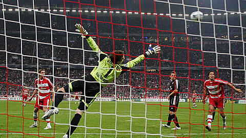 Der schnelle Anfang von einem Ende, dass sich bald abzeichnete: Bayerns Miro Klose (nicht im Bild) trifft zum 1:0. Club-Keeper Raphael Schäfer ist machtlos.