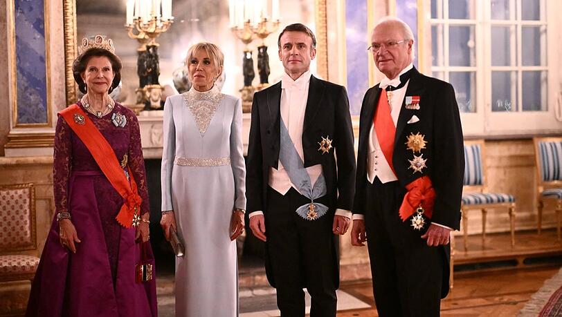 Emmanuel und Brigitte Macron beim Galadinner umgeben von Schwedens Königin Silvia und König Carl Gustaf.
