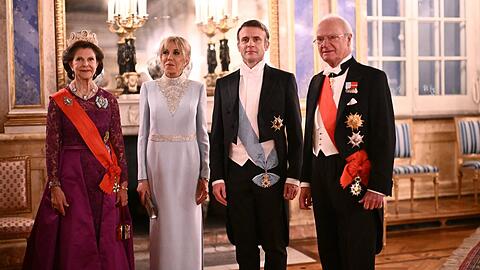 Emmanuel und Brigitte Macron beim Galadinner umgeben von Schwedens Königin Silvia und König Carl Gustaf.