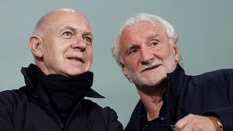 DFB-Sportdirektor Rudi Völler (r) hatte zuletzt selbst eine Verlängerung ins Gespräch gebracht.