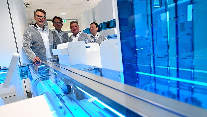 Die Minister Blume und Bernreiter machen sich ein Bild von dem neuen Diagnostikzentrum an der LMU.