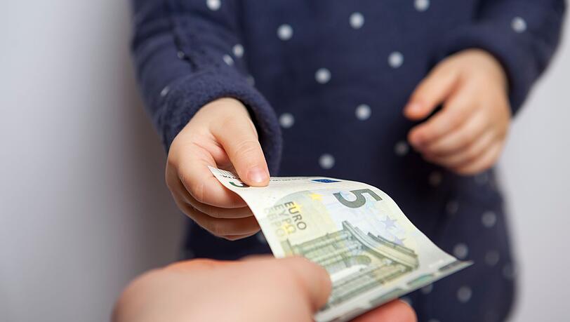 Durch regelmäßiges Taschengeld können Kinder schon früh den Umgang mit Geld lernen. Durch regelmäßiges Taschengeld können Kinder schon früh den Umgang mit Geld lernen.