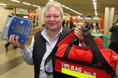 Schnelle Hilfe aus der Handtasche: Irene Börner aus dem VAG-Kundenzentrum im Zwischengeschoss des Hauptbahnhofs mit einem automatischen Defibrillatoren. Sie hat eine Schulung mitgemacht, bei der sie den Einsatz des elektrischen Lebensretters gelernt hat.