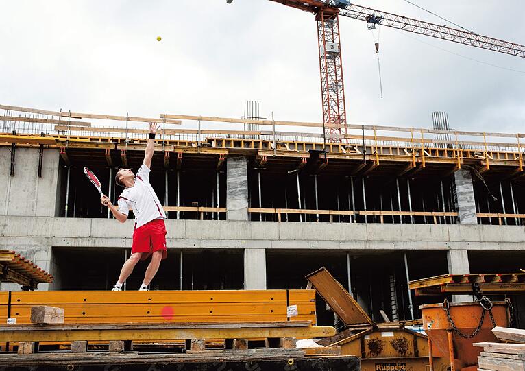 Schaubühne Baustelle:
Die Absolventin der Fachhochschule Würzburg-Schweinfurt (Fakultät Gestaltung) siegte in der neuen Kategorie &bdquo;Nachwuchsfotografie&ldquo; mit einer Serie zum Thema &bdquo;Abbruch, Umbruch, Aufbruch&ldquo;. In ihrer Arbeit, die im Rahmen eines studentischen Projekts in Zusammenarbeit mit dem Bund Deutscher Architekten entstand, wird die Baustelle zur Schaubühne: Unterschiedliche Sportarten werden dort neu inszeniert, um eine etwas andere Art der Architekturfotografie zu beleuchten. Der Nachwuchspreis ist mit 1000 Euro dotiert.