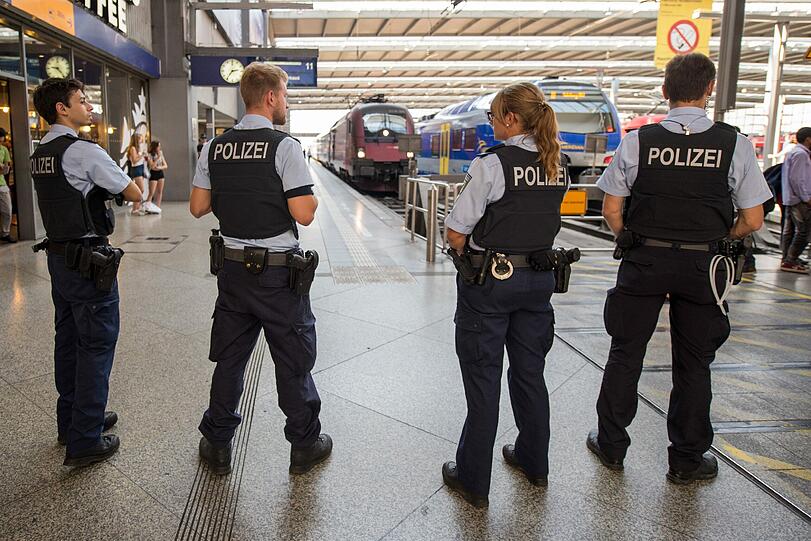 Zahlreiche Flüchtlinge kommen am Montag mit Zügen aus Budapest in München an.