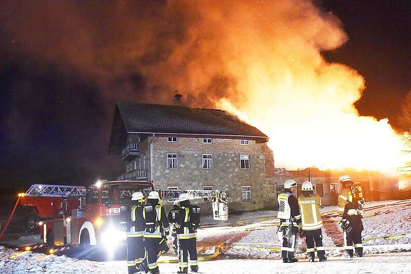 Kurz vor 23 Uhr gingen mehrere Notrufe ein. Als die freiwillige Feuerwehr eintraf, stand die komplette Scheune bereits in Flammen.