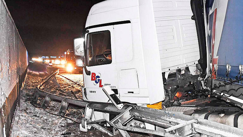 Gleich zwei LKW stellten sich am Mittwochabend auf der schneeglatten A9 quer. Die Bilder.