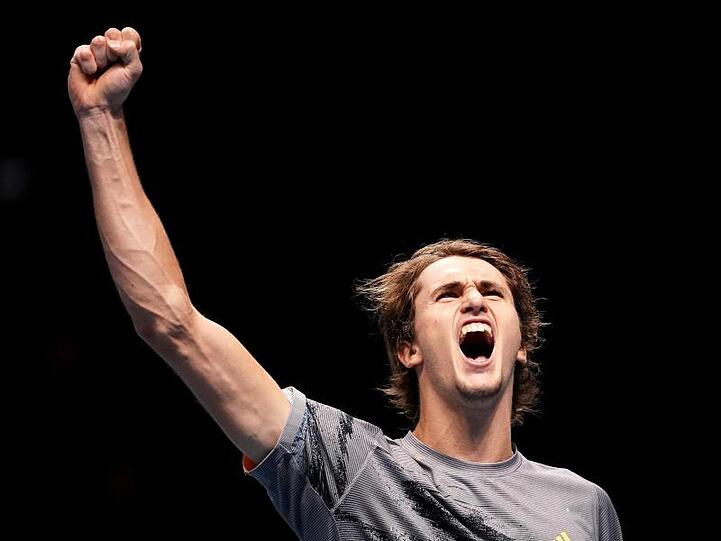 Alexander Zverev feiert seinen Sieg gegen Daniil Medwedew.