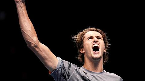Alexander Zverev feiert seinen Sieg gegen Daniil Medwedew.