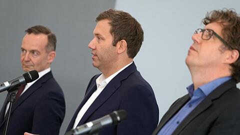 Volker Wissing (l.), FDP-Generalsekretär, Lars Klingbeil (M.), SPD-Generalsekretär, und Michael Kellner, Bundesgeschäftsführer von Bündnis 90/Die Grünen, nach den Sondierungsgesprächen in Berlin.