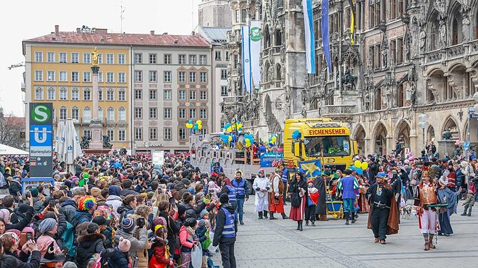 Am Marienplatz lohnt sich das Warten am Sonntag - weil es für Faschingsnarrische beim großen Umzug der Damischen Ritter viel zu Schauen und zu Lachen gibt.
