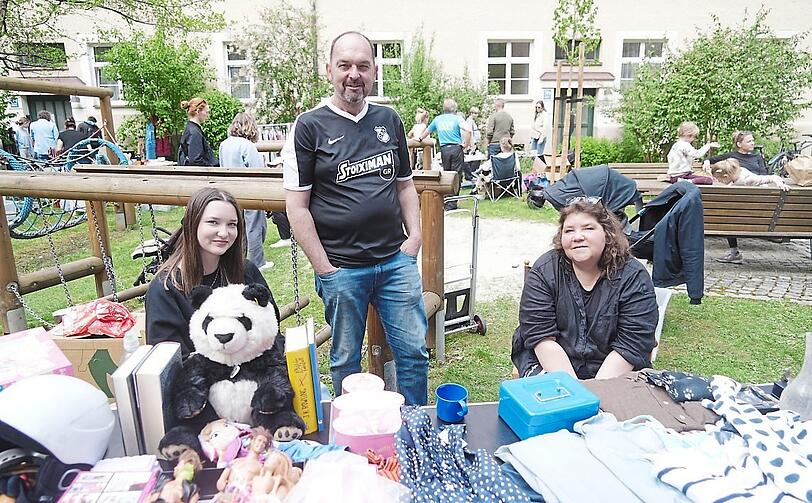 Elena Krugljkas (l.) mit ihren Eltern Markus und Helga verkauft einen Plüschpanda und ihre alten Barbie Puppen.