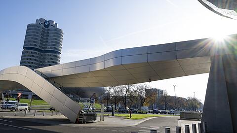 Der Münchner Autobauer BMW verkündet einen massiven Gewinneinbruch.