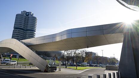 Der Münchner Autobauer BMW verkündet einen massiven Gewinneinbruch.