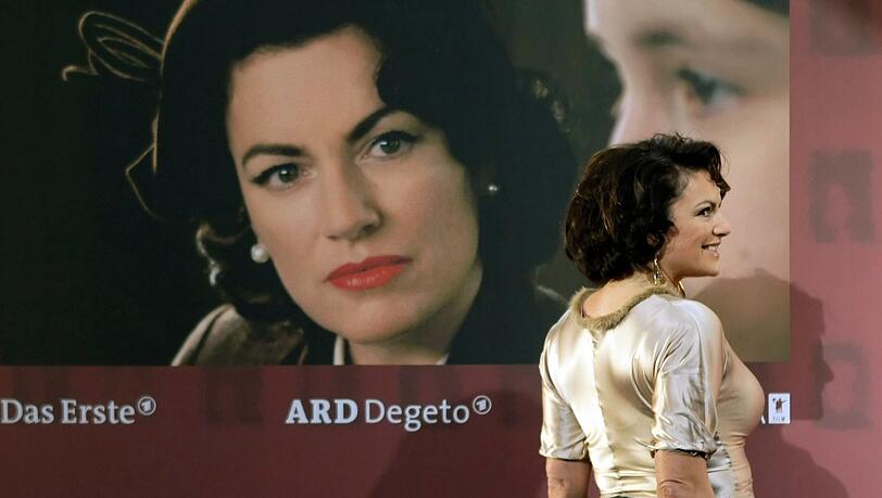 Die Schauspielerin Christine Neubauer steht 2007 in Berlin vor der Premiere des TV-Melodrams "Suchkind 312" vor einem Filmplakat. In der Verfilmung des "H&ouml;rzu"-Fortsetzungsromans von 1955 spielte Neubauer die Hauptrolle der Ursula Gothe.