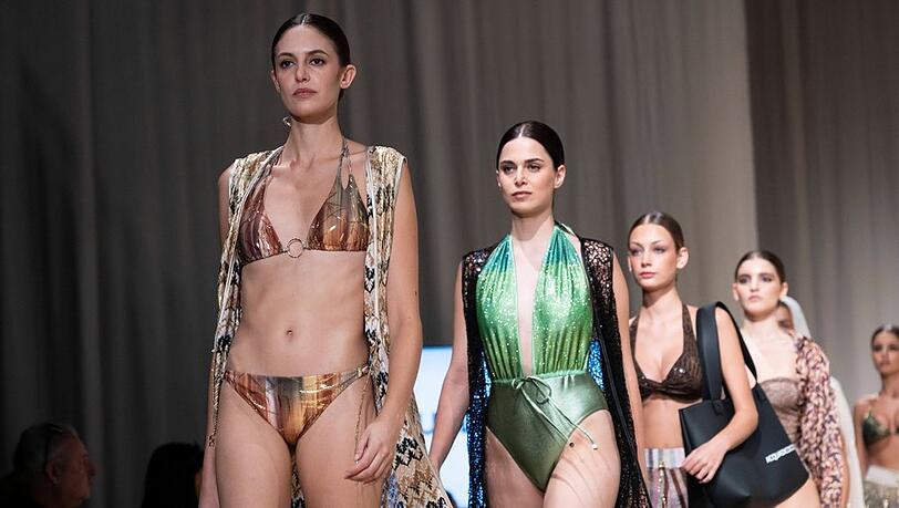 Beim Strandurlaub im Sp&auml;tsommer kommt es nicht nur auf einen stylischen Bikini, sondern auch das richtige Layering an.