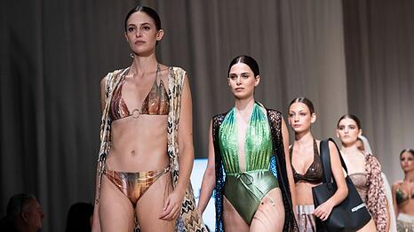 Beim Strandurlaub im Sp&auml;tsommer kommt es nicht nur auf einen stylischen Bikini, sondern auch das richtige Layering an.