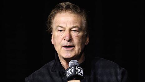 Alec Baldwin wehrt sich gegen das Verhalten der Strafverfolger im "Rust"-Fall.
