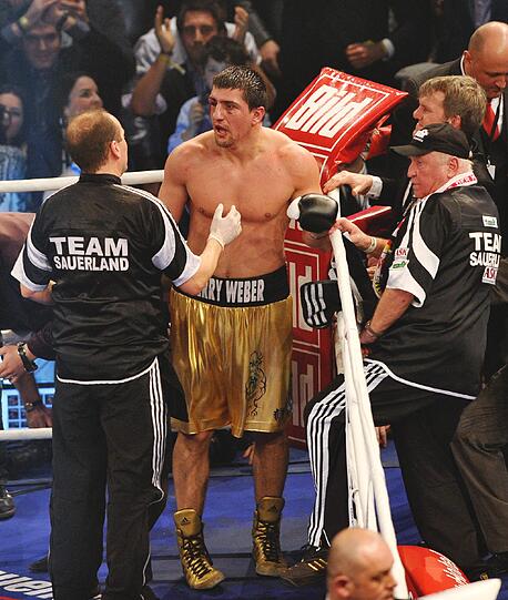 Marco Huck verlor Samstagnacht in der Porsche-Arena Stuttgart nach Punkten gegen Titelverteidiger Alexander Powetkin. Am Ring saß auch der Brite Dereck Chisora. Der 28-Jährige hatte eine Woche zuvor in München für einen Skandal gesorgt. Die Bilder