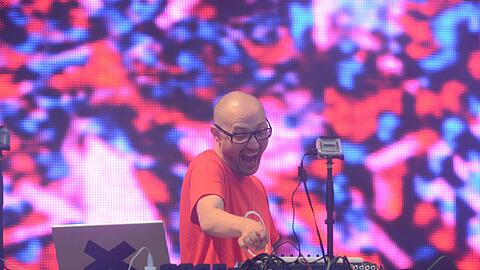Wolkenbruch und Matsch statt "sky" und "sand" - trotzdem feiern am Sonntag 20.000 Fans den Berliner DJ Paul Kalkbrenner am Königsplatz.