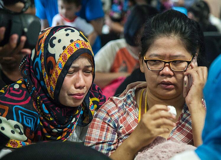 Die Angehörigen der vermissten Passagiere der AirAsia-Maschine hoffen und bangen