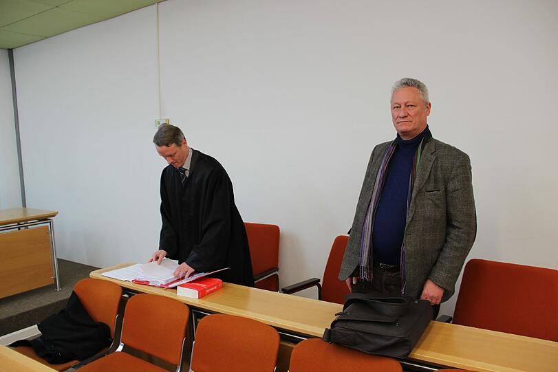 Soll Kollegin beleidigt haben: Polizist Karl Hilz (57) mit seinem Anwalt Magnus von Treyer.