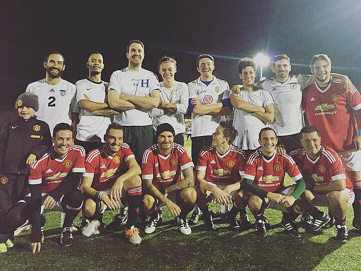 Der Warm-up-Kick vor dem großen Charity-Event: David Beckham (untere Reihe, Mitte) neben seinem Sohn Brooklyn (rechts von ihm) und One-Direction-Star Harry Styles (obere Reihe, Mitte)
