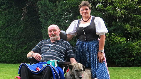 Hier erfüllt sich der letzte Wunsch von Horst E.: Er ist zuhause bei seiner Lebensgefährtin Ursula &ndash; und den Hunden.