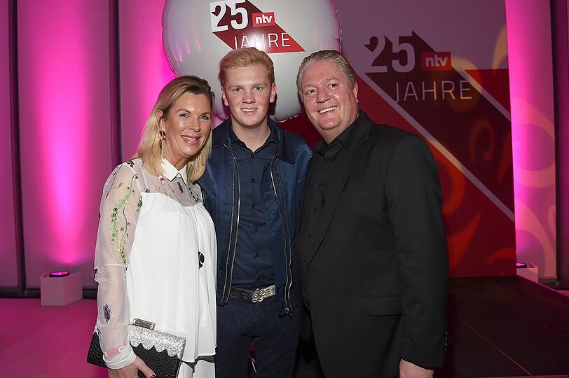 Leon Loewentraut mit Vater Jörg und Mutter Heike