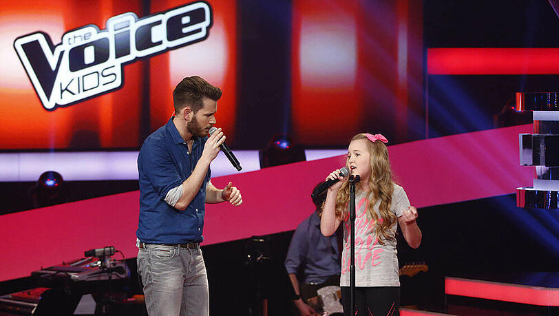 "The Voice Kids"-Juror Johannes Strate (l.) lässt es sich nicht nehmen, mit einem Talent zu singen "The Voice Kids"-Juror Johannes Strate (l.) lässt es sich nicht nehmen, mit einem Talent zu singen