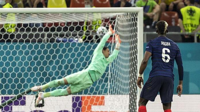 Paul Pogba (r) hat das Tor zum 3:1 f&uuml;r Frankreich gegen den Schweizer Torwart Yann Sommer erzielt.