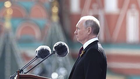 Der russische Präsident während der Parade zum Tag des Sieges über Nazi-Deutschland am 9. Mai. "Wladimir Putin ist eine Wette auf die Zeit eingegangen", sagt Rüdiger von Fritsch über die russischen Kriegspläne. Es häufen sich die Anzeichen dafür, dass der Kreml-Chef seine Wette verlieren könnte.