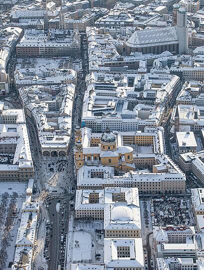 Unter schneebedeckten Dächern sehen die Feldherrnhalle und ihre Nachbarschaft nochmal ein bisserl zauberhafter aus als ohnehin schon.