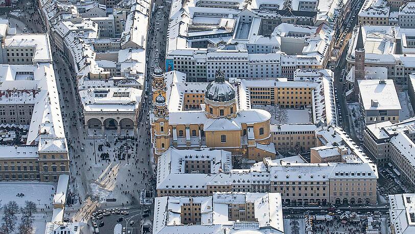 Unter schneebedeckten Dächern sehen die Feldherrnhalle und ihre Nachbarschaft nochmal ein bisserl zauberhafter aus als ohnehin schon. Unter schneebedeckten Dächern sehen die Feldherrnhalle und ihre Nachbarschaft nochmal ein bisserl zauberhafter aus als ohnehin schon.