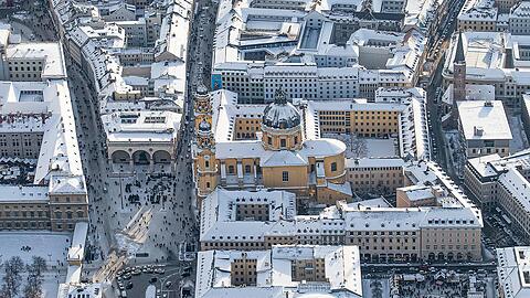 Unter schneebedeckten Dächern sehen die Feldherrnhalle und ihre Nachbarschaft nochmal ein bisserl zauberhafter aus als ohnehin schon.