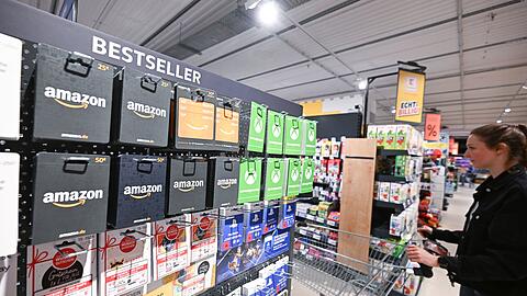 Geschenkkarten finden sich ebenfalls in vielen Geschäften. (Archivbild)