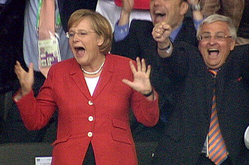 Die jubelnde Kanzlerin - hier im WM-Viertelfinale 2006 Deutschland gegen Argentinien
