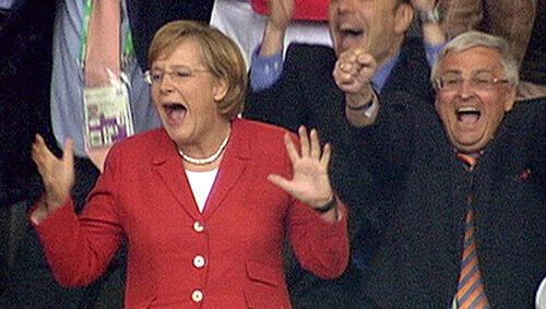 Die jubelnde Kanzlerin - hier im WM-Viertelfinale 2006 Deutschland gegen Argentinien Die jubelnde Kanzlerin - hier im WM-Viertelfinale 2006 Deutschland gegen Argentinien
