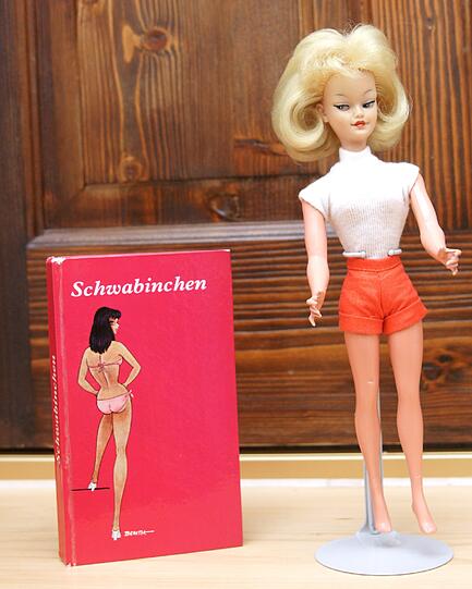 Die Barbie-Puppe "Schwabinchen" ist kess, kommt aus Schwabing und ist 26 Zentimeter groß. Vorbild zu dieser Puppe ist ein Comic in der Abendzeitung.