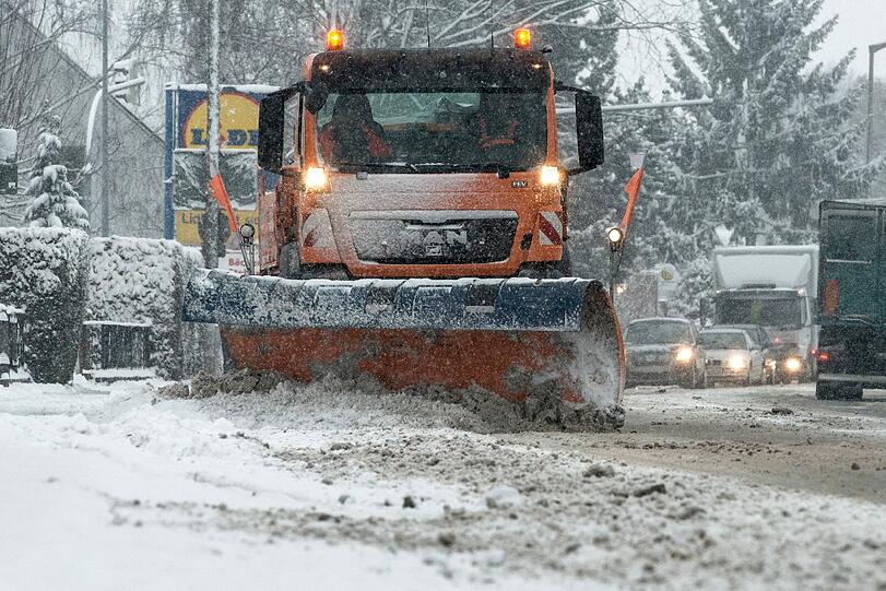 Neben zahlreichen Unfällen verursachten Eis und Schnee...