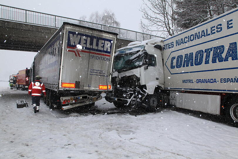 Auf der A8 rutscht ein Lkw am Dienstag auf das vorausfahrende Fahrzeug. Wegen Schneeglätte kam er nicht mehr rechtzeitig zum Stehen. Die zwei Fahrer werden verletzt.