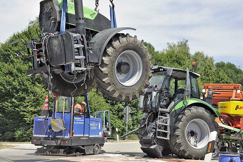 Spektakuläre Fotos von der Bergung: Ein Lieferwagen ist in Ismaning gegen einen Traktor gedonnert. Dabei ist die Zugmaschine in der Mitte auseinander gebrochen!