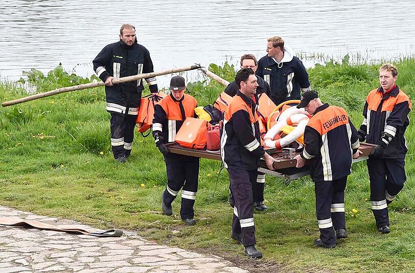 Bilder vom Großeinsatz in Mariaposching an der Donau. Am Dienstag ist hier eine Fähre gesunken &ndash; die Bergungsarbeiten sind aufwendig.