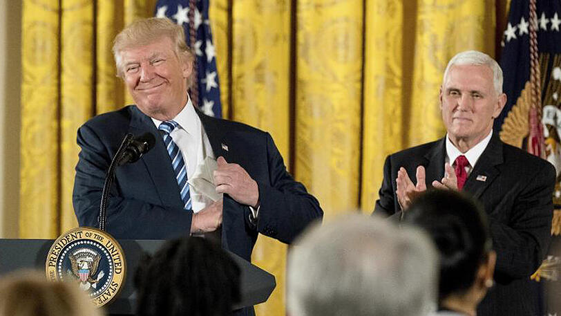 US-Präsident Donald Trump (l) und Vize Mike Pence während der Vereidigung weiterer Minister im Weißen Haus in Washington.